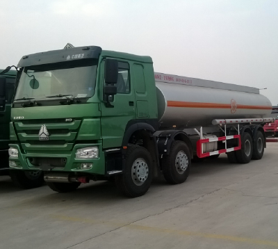 Big Capacity !!! SINOTRUK HOWO 8X4 25m3 Oil Tank Truck For Sale