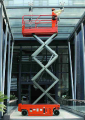 Walk type hydraulic lift itself