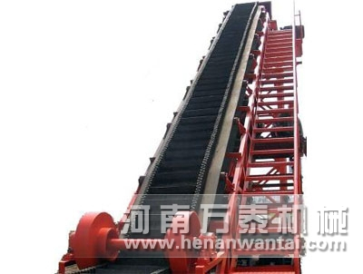 Large angle belt conveyor