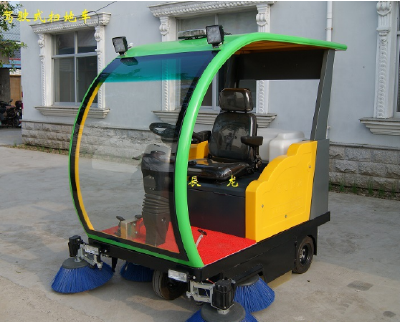 Semi enclosed driving type sweeping machine