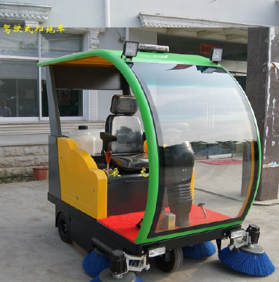 Semi enclosed driving type sweeping machine