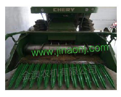 Harvester corn cutting table