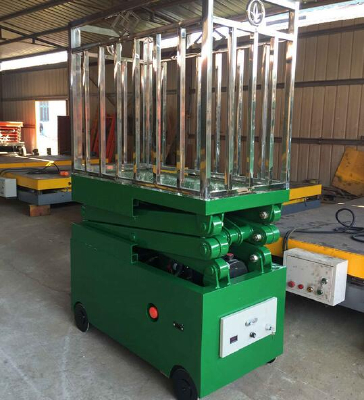 Self - propelled electric hydraulic lift