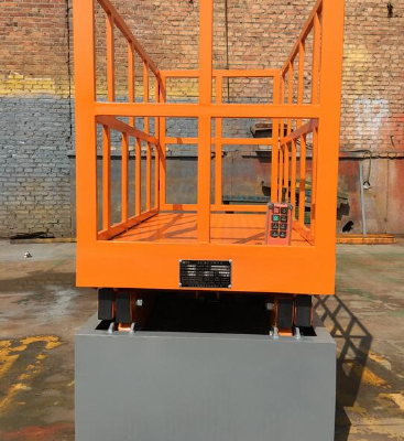 Self - propelled electric hydraulic lift