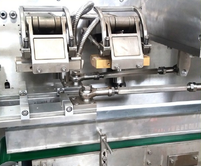 Small filling machine for shampoo