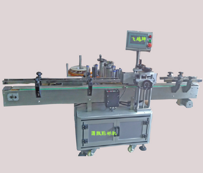 Glass bottle labeling machine