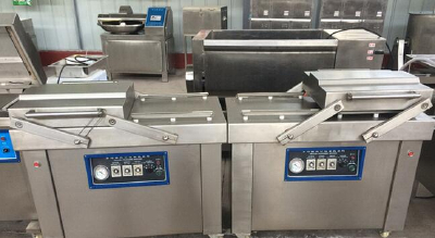 Vacuum packaging machine