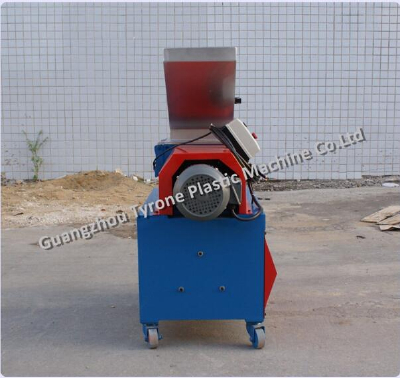 Injection machine low speed plastic recycling crusher