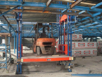 Double arm indoor guide rail type lifting platform