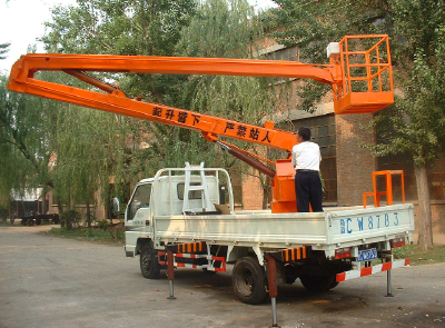 Straight arm aerial work vehicle