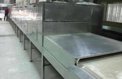 Microwave drying and sterilizing device for beef