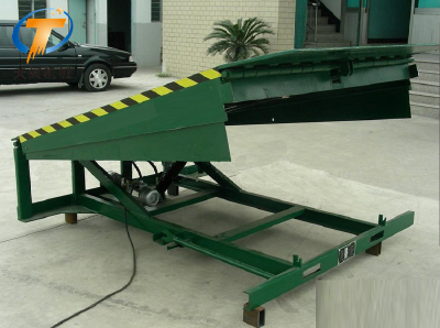 Stationary hydraulic dock leveler