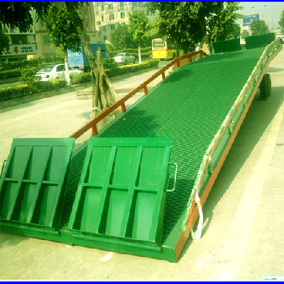 Mobile boarding bridge