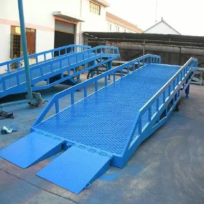 Mobile boarding bridge