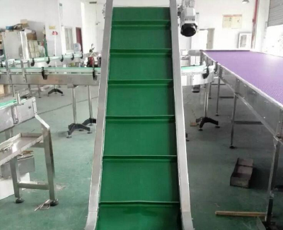 With baffle belt conveyor