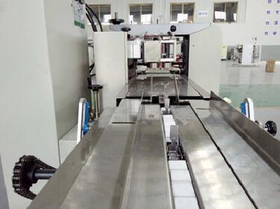 Pillow type packaging machine