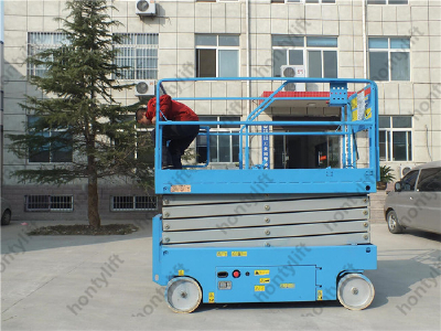 Self-propelled Scissor Lift