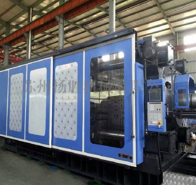 Horizontal curve elbow injection molding machine
