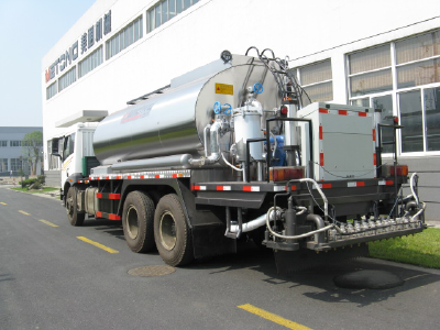 Intelligent Asphalt Distributor Truck