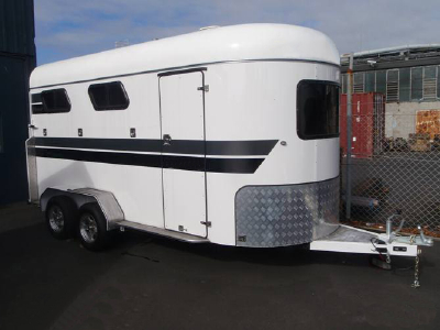 3 horse angle load float deluxe with wall dividing