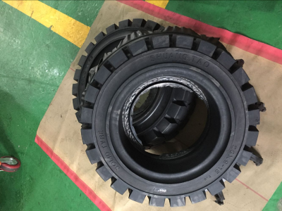 Forklift solid tyre