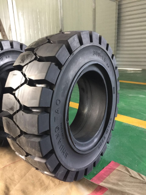 Forklift solid tyre