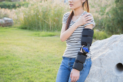 Hinge arm brace