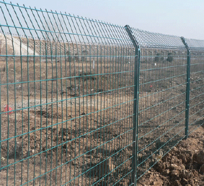 Boda Building a fence