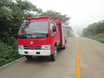 China Supplier Emergency Rescue 2T Dongfeng 4X2 Water Foam Fire Truck