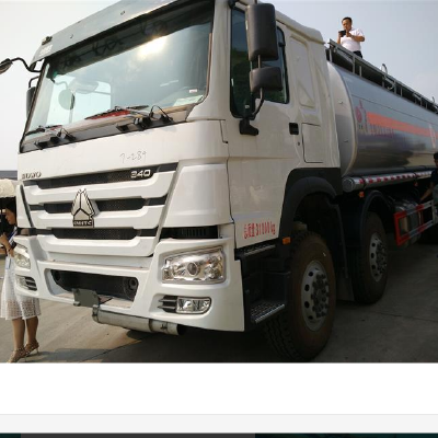 sinotruck 8x4 HOWO 20m3 Oil Tank Truck